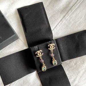 Brand new never worn Chanel earnings. Classic vintage vibe